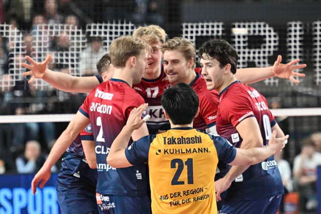 GER; 1.VBL, DVV-Pokal, SVG Lueneburg vs SWD powervolleys Dueren 16.12.2025, LKH Arena, Lueneburg, GER; 1. VBL, DVV-Pokal, SVG Lueneburg vs SWD powervolleys Dueren im Bild die Lueneburger Mannschaft jubelt