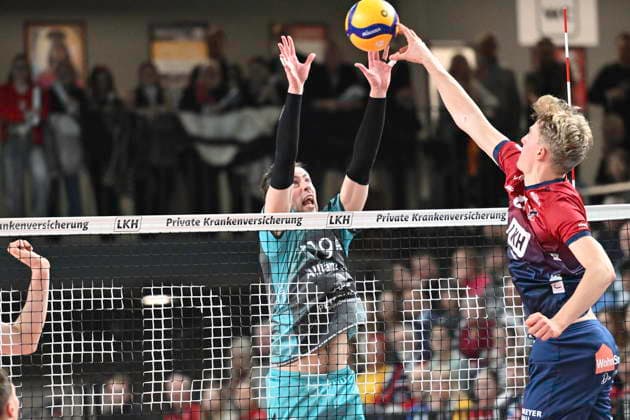 GER; 1.VBL, DVV-Pokal, SVG Lueneburg vs SWD powervolleys Dueren 16.12.2025, LKH Arena, Lueneburg, GER; 1. VBL, DVV-Pokal, SVG Lueneburg vs SWD powervolleys Dueren im Bild Axel Valentin Enlund (Lueneburg 17) versucht sich gegen Ryan Poole (Dueren 19) durchzusetzen
