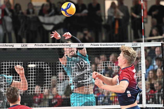 GER; 1.VBL, DVV-Pokal, SVG Lueneburg vs SWD powervolleys Dueren 16.12.2025, LKH Arena, Lueneburg, GER; 1. VBL, DVV-Pokal, SVG Lueneburg vs SWD powervolleys Dueren im Bild Axel Valentin Enlund (Lueneburg 17) versucht sich gegen Ryan Poole (Dueren 19) durchzusetzen