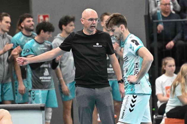 GER; 1.VBL, DVV-Pokal, SVG Lueneburg vs SWD powervolleys Dueren 16.12.2025, LKH Arena, Lueneburg, GER; 1. VBL, DVV-Pokal, SVG Lueneburg vs SWD powervolleys Dueren im Bild Trainer Christopher Achten (Dueren) spricht mit der Mannschaft