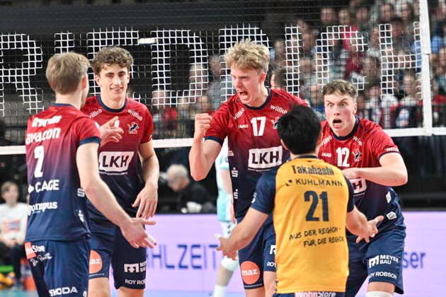 GER; 1.VBL, DVV-Pokal, SVG Lueneburg vs SWD powervolleys Dueren 16.12.2025, LKH Arena, Lueneburg, GER; 1. VBL, DVV-Pokal, SVG Lueneburg vs SWD powervolleys Dueren im Bild die Lueneburger Mannschaft jubelt