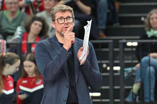 GER; 1.VBL, DVV-Pokal, SVG Lueneburg vs SWD powervolleys Dueren 16.12.2025, LKH Arena, Lueneburg, GER; 1. VBL, DVV-Pokal, SVG Lueneburg vs SWD powervolleys Dueren im Bild Trainer Stefan Huebner (Hübner Lueneburg)