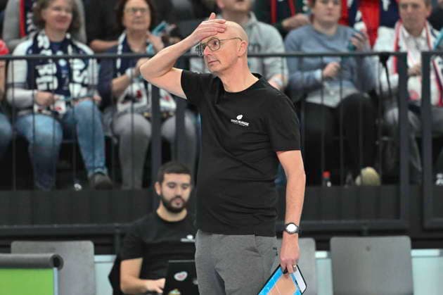 GER; 1.VBL, DVV-Pokal, SVG Lueneburg vs SWD powervolleys Dueren 16.12.2025, LKH Arena, Lueneburg, GER; 1. VBL, DVV-Pokal, SVG Lueneburg vs SWD powervolleys Dueren im Bild Trainer Christopher Achten (Dueren)