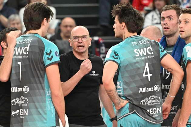 GER; 1.VBL, DVV-Pokal, SVG Lueneburg vs SWD powervolleys Dueren 16.12.2025, LKH Arena, Lueneburg, GER; 1. VBL, DVV-Pokal, SVG Lueneburg vs SWD powervolleys Dueren im Bild Trainer Christopher Achten (Dueren) spricht mit der Mannschaft
