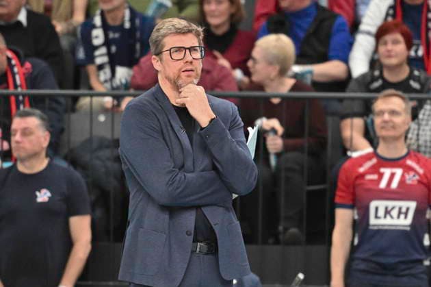 GER; 1.VBL, DVV-Pokal, SVG Lueneburg vs SWD powervolleys Dueren 16.12.2025, LKH Arena, Lueneburg, GER; 1. VBL, DVV-Pokal, SVG Lueneburg vs SWD powervolleys Dueren im Bild Trainer Stefan Huebner (Hübner Lueneburg)