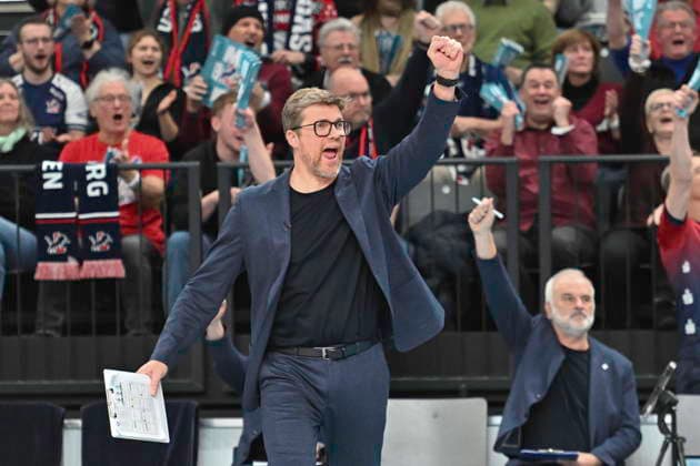 GER; 1.VBL, DVV-Pokal, SVG Lueneburg vs SWD powervolleys Dueren 16.12.2025, LKH Arena, Lueneburg, GER; 1. VBL, DVV-Pokal, SVG Lueneburg vs SWD powervolleys Dueren im Bild Trainer Stefan Huebner (Hübner Lueneburg) jubelt
