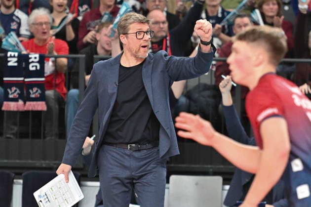 GER; 1.VBL, DVV-Pokal, SVG Lueneburg vs SWD powervolleys Dueren 16.12.2025, LKH Arena, Lueneburg, GER; 1. VBL, DVV-Pokal, SVG Lueneburg vs SWD powervolleys Dueren im Bild Trainer Stefan Huebner (Hübner Lueneburg) jubelt