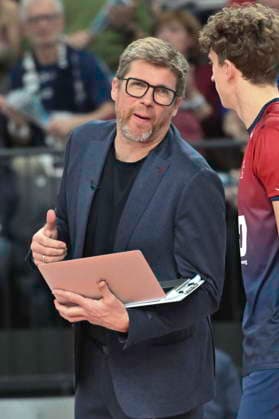 GER; 1.VBL, DVV-Pokal, SVG Lueneburg vs SWD powervolleys Dueren 16.12.2025, LKH Arena, Lueneburg, GER; 1. VBL, DVV-Pokal, SVG Lueneburg vs SWD powervolleys Dueren im Bild Trainer Stefan Huebner (Hübner Lueneburg)