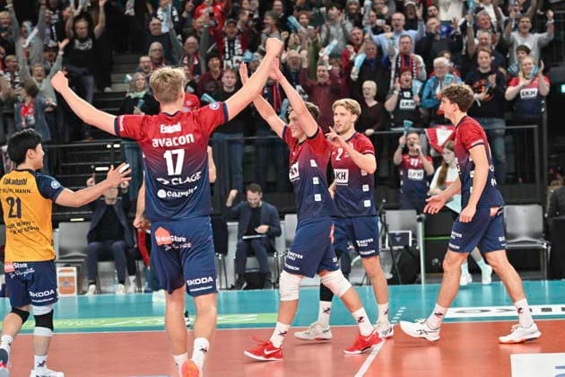 GER; 1.VBL, DVV-Pokal, SVG Lueneburg vs SWD powervolleys Dueren 16.12.2025, LKH Arena, Lueneburg, GER; 1. VBL, DVV-Pokal, SVG Lueneburg vs SWD powervolleys Dueren im Bild die Lueneburger Mannschaft jubelt