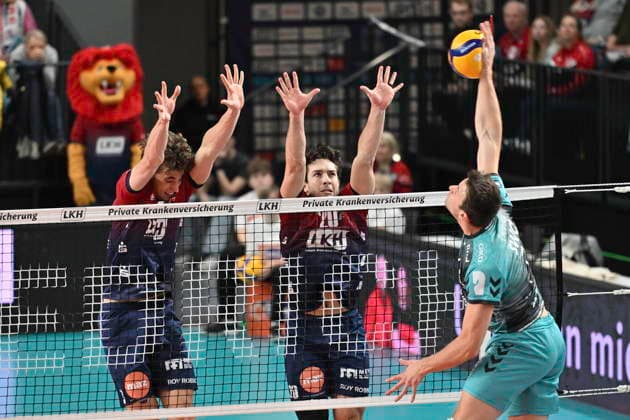 GER; 1.VBL, DVV-Pokal, SVG Lueneburg vs SWD powervolleys Dueren 16.12.2025, LKH Arena, Lueneburg, GER; 1. VBL, DVV-Pokal, SVG Lueneburg vs SWD powervolleys Dueren im Bild Joscha Kunstmann (Lueneburg 07) und Ethan Champlin (Lueneburg 20) versuchen sich gegen Jordan Alexander Canham (Dueren 07) durchzusetzen