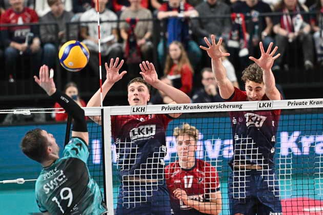 GER; 1.VBL, DVV-Pokal, SVG Lueneburg vs SWD powervolleys Dueren 16.12.2025, LKH Arena, Lueneburg, GER; 1. VBL, DVV-Pokal, SVG Lueneburg vs SWD powervolleys Dueren im Bild Santeri Vaelimaa (Välimaa Lueneburg 17) und Joscha Kunstmann (Lueneburg 07) versuchen sich gegen Ryan Poole (Dueren 19) durchzusetzen