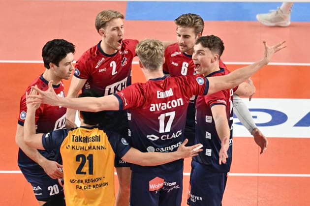 GER; 1.VBL, DVV-Pokal, SVG Lueneburg vs SWD powervolleys Dueren 16.12.2025, LKH Arena, Lueneburg, GER; 1. VBL, DVV-Pokal, SVG Lueneburg vs SWD powervolleys Dueren im Bild die Lueneburger Mannschaft jubelt