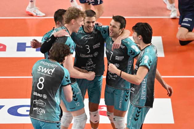 GER; 1.VBL, DVV-Pokal, SVG Lueneburg vs SWD powervolleys Dueren 16.12.2025, LKH Arena, Lueneburg, GER; 1. VBL, DVV-Pokal, SVG Lueneburg vs SWD powervolleys Dueren im Bild die Duerener Mannschaft jubelt