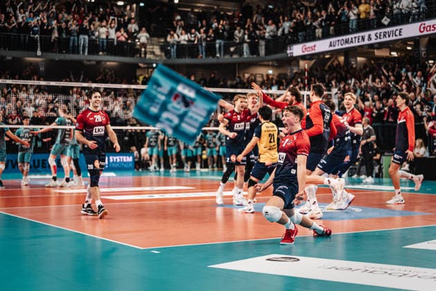 Volleyball Herren Saison 2025 2026 1. Volleyball Bundesliga Männer DVV Pokal Halbfinale SVG Lüneburg vs. SWD powervolleys Düren 16.12.2025 Lüneburg jubelt nach dem Sieg und dem Einzug in das zoi DVV Pokalfinale, in der Mitte Santeri Välimaa ( 12, SVG Lüneburg) Lüneburg LKH Arena Niedersachsen Deutschland