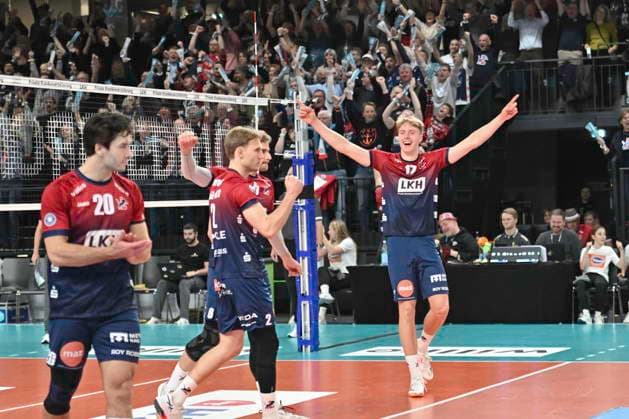 GER; 1.VBL, DVV-Pokal, SVG Lueneburg vs SWD powervolleys Dueren 16.12.2025, LKH Arena, Lueneburg, GER; 1. VBL, DVV-Pokal, SVG Lueneburg vs SWD powervolleys Dueren im Bild die Lueneburger Mannschaft jubelt ueber den Einzug in das Finale