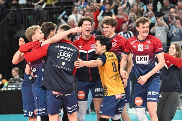 GER; 1.VBL, DVV-Pokal, SVG Lueneburg vs SWD powervolleys Dueren 16.12.2025, LKH Arena, Lueneburg, GER; 1. VBL, DVV-Pokal, SVG Lueneburg vs SWD powervolleys Dueren im Bild die Lueneburger Mannschaft jubelt ueber den Einzug in das Finale