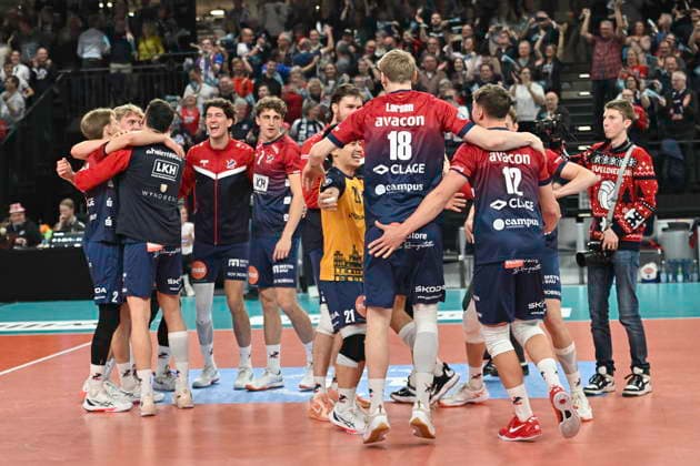 GER; 1.VBL, DVV-Pokal, SVG Lueneburg vs SWD powervolleys Dueren 16.12.2025, LKH Arena, Lueneburg, GER; 1. VBL, DVV-Pokal, SVG Lueneburg vs SWD powervolleys Dueren im Bild die Lueneburger Mannschaft jubelt ueber den Einzug in das Finale