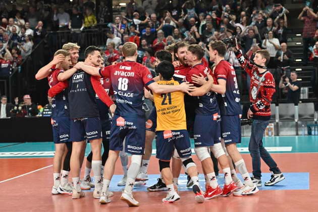 GER; 1.VBL, DVV-Pokal, SVG Lueneburg vs SWD powervolleys Dueren 16.12.2025, LKH Arena, Lueneburg, GER; 1. VBL, DVV-Pokal, SVG Lueneburg vs SWD powervolleys Dueren im Bild die Lueneburger Mannschaft jubelt ueber den Einzug in das Finale