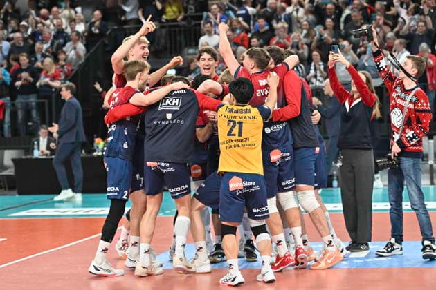GER; 1.VBL, DVV-Pokal, SVG Lueneburg vs SWD powervolleys Dueren 16.12.2025, LKH Arena, Lueneburg, GER; 1. VBL, DVV-Pokal, SVG Lueneburg vs SWD powervolleys Dueren im Bild die Lueneburger Mannschaft jubelt ueber den Einzug in das Finale