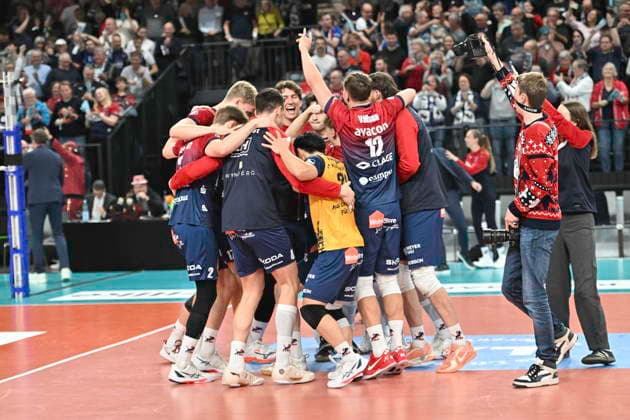 GER; 1.VBL, DVV-Pokal, SVG Lueneburg vs SWD powervolleys Dueren 16.12.2025, LKH Arena, Lueneburg, GER; 1. VBL, DVV-Pokal, SVG Lueneburg vs SWD powervolleys Dueren im Bild die Lueneburger Mannschaft jubelt ueber den Einzug in das Finale
