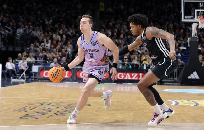 Justin Bean am Ball, Justin Tillman Zweikampf Spielszene Aktion Basketball Champions League CL Herren Saison 2025 2026 16.12.2025 ALBA Berlin vs. BC Sabah Baku