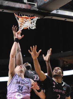 Justin Bean, Jean Marc Pansa, Keith Jordan Zweikampf Spielszene Aktion Basketball Champions League CL Herren Saison 2025 2026 16.12.2025 ALBA Berlin vs. BC Sabah Baku