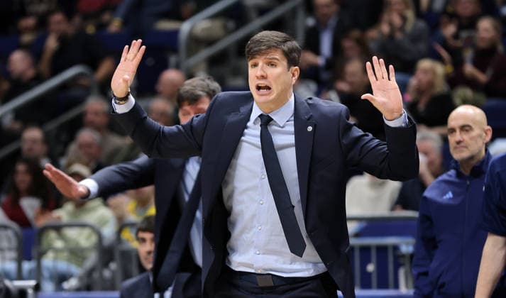 Trainer Pedro Calles zeigend, gestikulierend Aktion Oberkörper Basketball Champions League CL Herren Saison 2025 2026 16.12.2025 ALBA Berlin vs. BC Sabah Baku