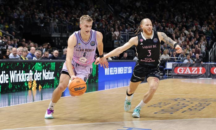 Sam Griesel am Ball, Hassan Gravett Zweikampf Spielszene Aktion Basketball Champions League CL Herren Saison 2025 2026 16.12.2025 ALBA Berlin vs. BC Sabah Baku