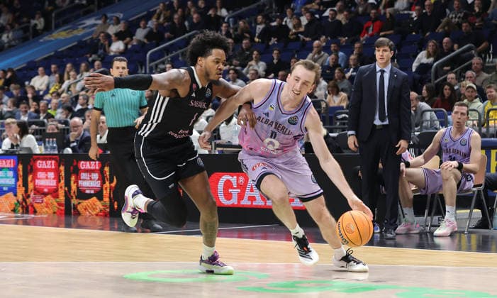Justin Tillman, Moses Wood am Ball Zweikampf Spielszene Aktion Basketball Champions League CL Herren Saison 2025 2026 16.12.2025 ALBA Berlin vs. BC Sabah Baku