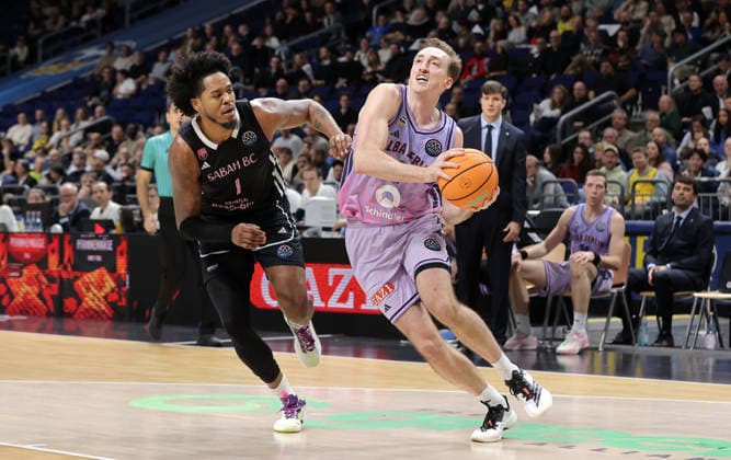 Justin Tillman, Moses Wood am Ball Zweikampf Spielszene Aktion Basketball Champions League CL Herren Saison 2025 2026 16.12.2025 ALBA Berlin vs. BC Sabah Baku