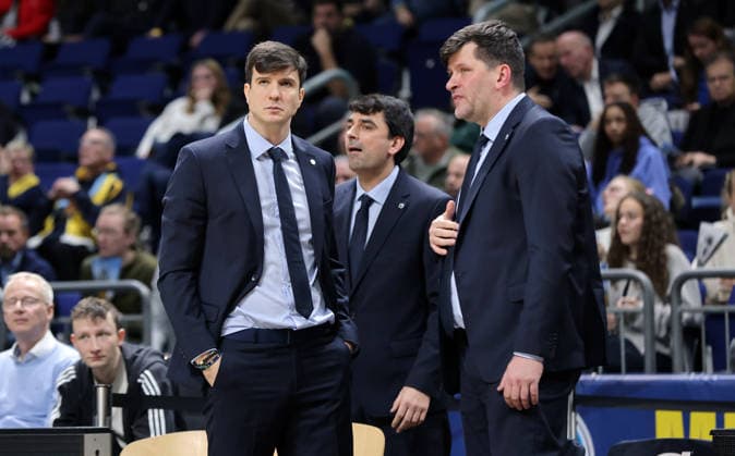 Trainer Pedro Calles, Co Trainer Vladimir Bogojevic, Co Trainer Sebastian Trzcionka unzufrieden Basketball Champions League CL Herren Saison 2025 2026 16.12.2025 ALBA Berlin vs. BC Sabah Baku