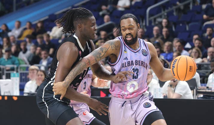 Jean Marc Pansa, J Wan Roberts am Ball Zweikampf Spielszene Aktion Basketball Champions League CL Herren Saison 2025 2026 16.12.2025 ALBA Berlin vs. BC Sabah Baku
