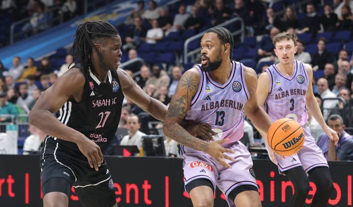 Jean Marc Pansa, J Wan Roberts am Ball Zweikampf Spielszene Aktion Basketball Champions League CL Herren Saison 2025 2026 16.12.2025 ALBA Berlin vs. BC Sabah Baku