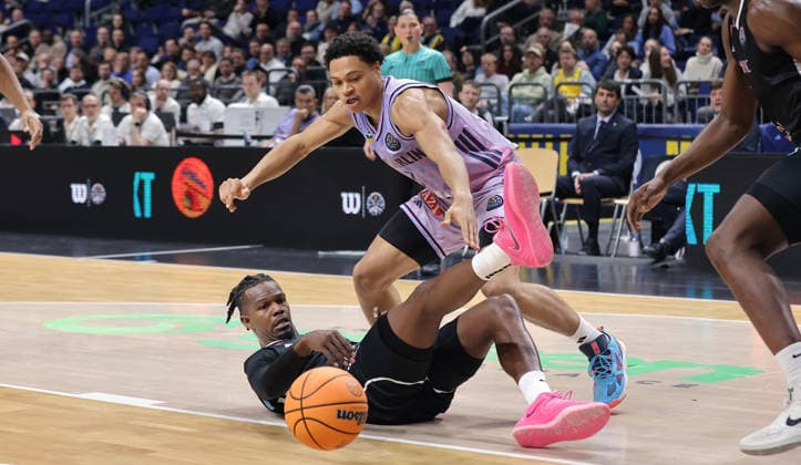 Gerry Blakes, Jack Kayil Zweikampf Spielszene Aktion Basketball Champions League CL Herren Saison 2025 2026 16.12.2025 ALBA Berlin vs. BC Sabah Baku
