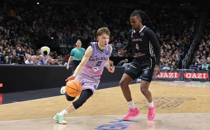 Bennet Hundt am Ball, Gerry Blakes Zweikampf Spielszene Aktion Basketball Champions League CL Herren Saison 2025 2026 16.12.2025 ALBA Berlin vs. BC Sabah Baku