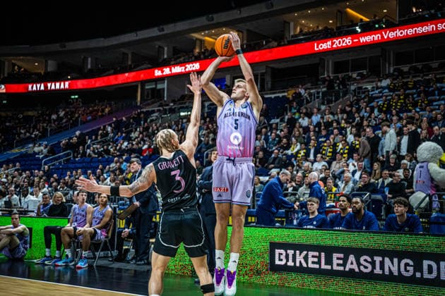 Basketball Berlin 16.12.2025 Saison 2025 2026 Basketball Champions League (BCL) Alba Berlin - Sabah BC Baku Sam Griesel (Alba Berlin, No.05) Hassani Gravett (Sabah, No.03)