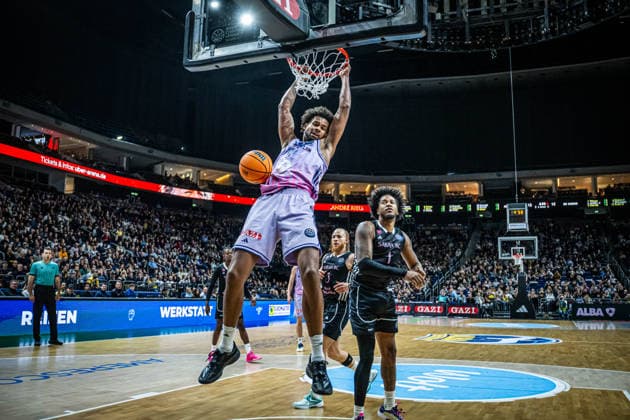 Basketball Berlin 16.12.2025 Saison 2025 2026 Basketball Champions League (BCL) Alba Berlin - Sabah BC Baku Norris Agbakoko (Alba Berlin, No.17) Justin Tillman (Sabah, No.01)