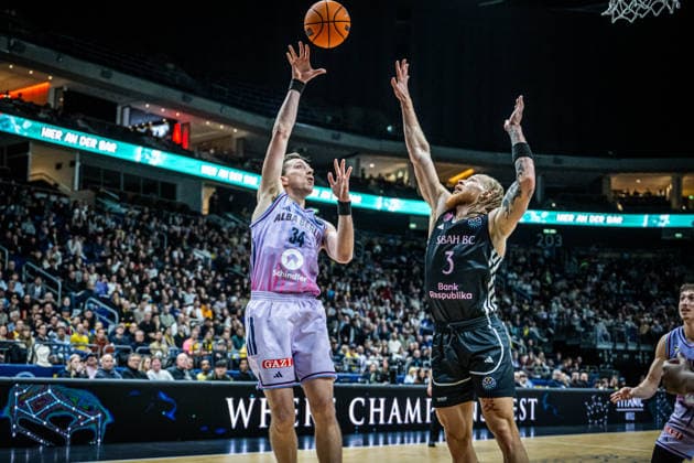 Basketball Berlin 16.12.2025 Saison 2025 2026 Basketball Champions League (BCL) Alba Berlin - Sabah BC Baku Justin Bean (Alba Berlin, No.34) Hassani Gravett (Sabah, No.03)