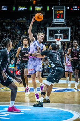 Basketball Berlin 16.12.2025 Saison 2025 2026 Basketball Champions League (BCL) Alba Berlin - Sabah BC Baku Sam Griesel (Alba Berlin, No.05) Keith Jordan (Sabah, No.02)