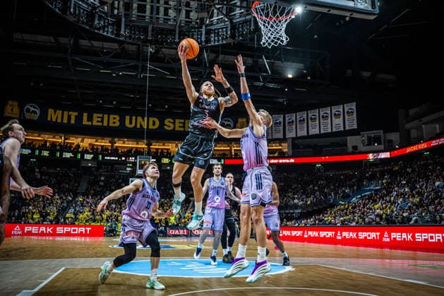 Basketball Berlin 16.12.2025 Saison 2025 2026 Basketball Champions League (BCL) Alba Berlin - Sabah BC Baku Hassani Gravett (Sabah, No.03) Sam Griesel (Alba Berlin, No.05)