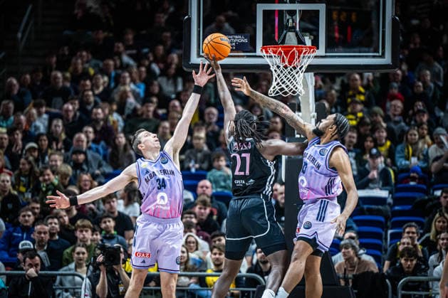Basketball Berlin 16.12.2025 Saison 2025 2026 Basketball Champions League (BCL) Alba Berlin - Sabah BC Baku Jean-Marc Pansa (Sabah, No.27) Justin Bean (Alba Berlin, No.34) J wan Roberts (Alba Berlin, No.13)