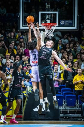 Basketball Berlin 16.12.2025 Saison 2025 2026 Basketball Champions League (BCL) Alba Berlin - Sabah BC Baku Norris Agbakoko (Alba Berlin, No.17) Klavs Cavars (Sabah, No.15)