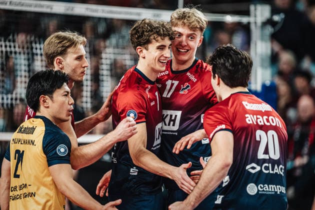 Volleyball Herren Saison 2025 2026 1. Volleyball Bundesliga Männer DVV Pokal Halbfinale SVG Lüneburg vs. SWD powervolleys Düren 16.12.2025 Jubel SVG Lüneburg v.l. Sho Takahashi ( 21, SVG Lüneburg), Daniel Gruvaeus ( 2, SVG Lüneburg), Joscha Kunstmann ( 7, SVG Lüneburg), Axel Valentin Enlund ( 17, SVG Lüneburg) und Ethan Champlin ( 20, SVG Lüneburg) Lüneburg LKH Arena Niedersachsen Deutschland