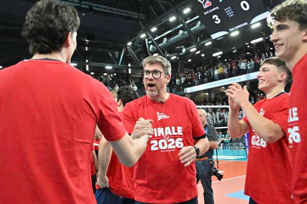 GER; 1.VBL, DVV-Pokal, SVG Lueneburg vs SWD powervolleys Dueren 16.12.2025, LKH Arena, Lueneburg, GER; 1. VBL, DVV-Pokal, SVG Lueneburg vs SWD powervolleys Dueren im Bild die Lueneburger Mannschaft jubelt mit Traine rStefan Huebner (Hübner Lueneburg) ueber den Einzug in das Finale