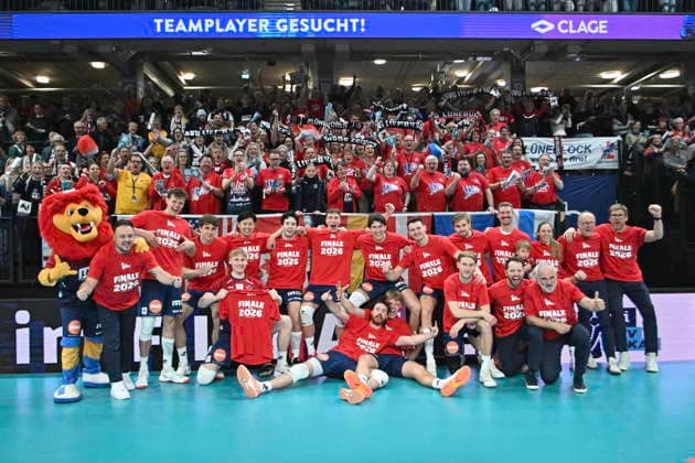 GER; 1.VBL, DVV-Pokal, SVG Lueneburg vs SWD powervolleys Dueren 16.12.2025, LKH Arena, Lueneburg, GER; 1. VBL, DVV-Pokal, SVG Lueneburg vs SWD powervolleys Dueren im Bild die Lueneburger Mannschaft jubelt ueber den Einzug in das Finale