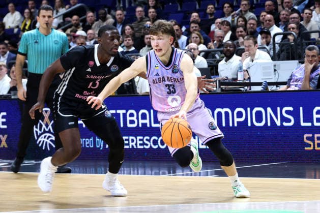 DEU, Basketball Champions League (BCL) , ALBA vs. BC Sabah, 16.12.2025, Uber-Arena, Berlin, DEU, Basketball Champions League (BCL) , ALBA vs. BC Sabah, im Bild Bennet Hundt (ALBA Berlin 33), James Eads (Sabah BC Bak 13)