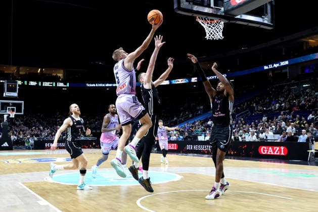 DEU, Basketball Champions League (BCL) , ALBA vs. BC Sabah, 16.12.2025, Uber-Arena, Berlin, DEU, Basketball Champions League (BCL) , ALBA vs. BC Sabah, im Bild Sam Griesel (ALBA Berlin 5), Klaevs ?avars (Sabah BC Bak 15), Justin Tillman (Sabah BC Bak 1)