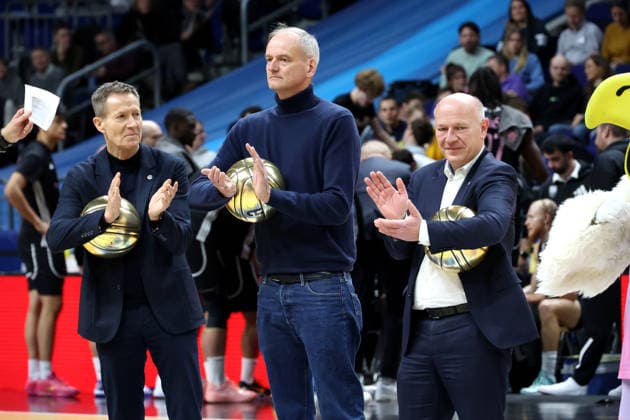 DEU, Basketball Champions League (BCL) , ALBA vs. BC Sabah, 16.12.2025, Uber-Arena, Berlin, DEU, Basketball Champions League (BCL) , ALBA vs. BC Sabah, im Bild Goldener Ball fuer Nachwuchs, Hanning Harnisch, Kai Wegner