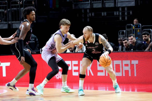 DEU, Basketball Champions League (BCL) , ALBA vs. BC Sabah, 16.12.2025, Uber-Arena, Berlin, DEU, Basketball Champions League (BCL) , ALBA vs. BC Sabah, im Bild Bennet Hundt (ALBA Berlin 33), Gerry Blakes (Sabah BC Bak 4), Hassani Gravett (Sabah BC Bak 3)