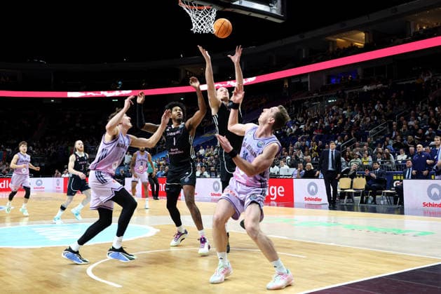 DEU, Basketball Champions League (BCL) , ALBA vs. BC Sabah, 16.12.2025, Uber-Arena, Berlin, DEU, Basketball Champions League (BCL) , ALBA vs. BC Sabah, im Bild Alex OÕConnell (ALBA Berlin 3), Justin Bean (ALBA Berlin 34), Justin Tillman (Sabah BC Bak 1), Klaevs ?avars (Sabah BC Bak 15)